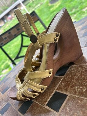 Leather yellow strappy wedge sandal studded / snap Y2K-style  Size-8|